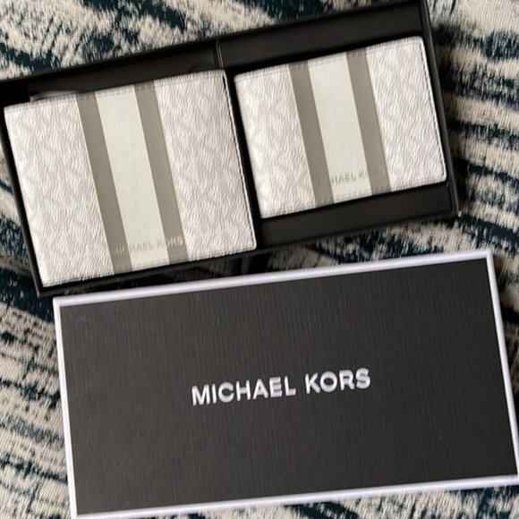 Michael Kors Boxed Signature 3 in 1 Bifold Wallet In White / Pearl Grey - Picture 15 of 15